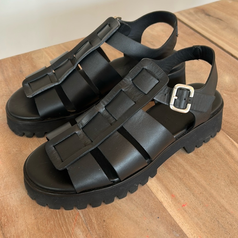 Freda Salvador Darya Lug Sole Fisherman Sandals, EUC